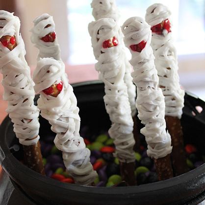 Halloween Desserts: Mummy pretzels