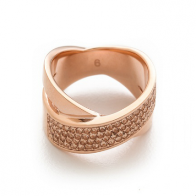 Elegant Crisscross Ring